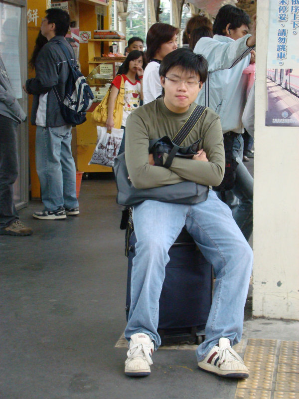 台灣鐵路旅遊攝影台中火車站月台旅客特寫2009攝影照片193