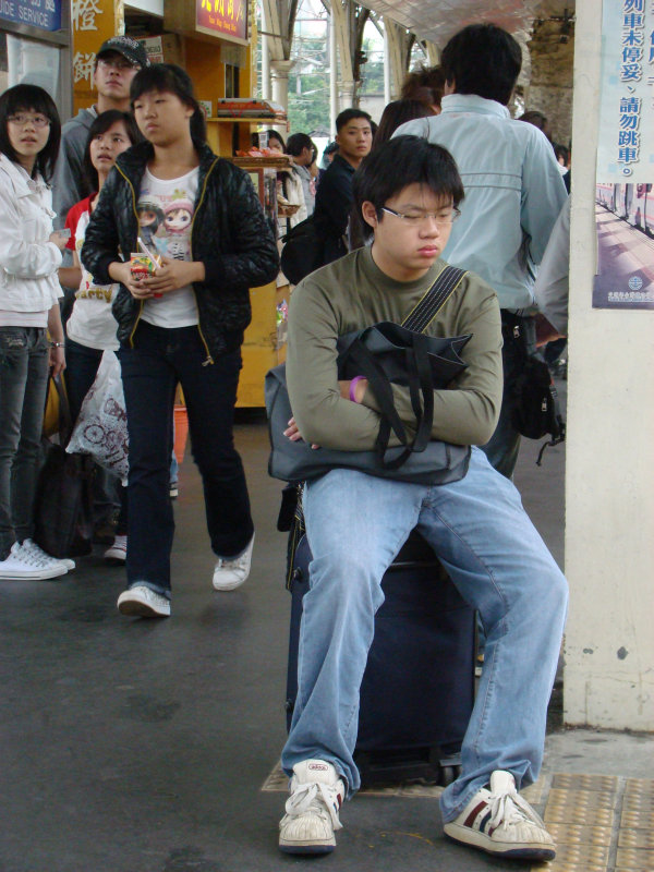 台灣鐵路旅遊攝影台中火車站月台旅客特寫2009攝影照片194