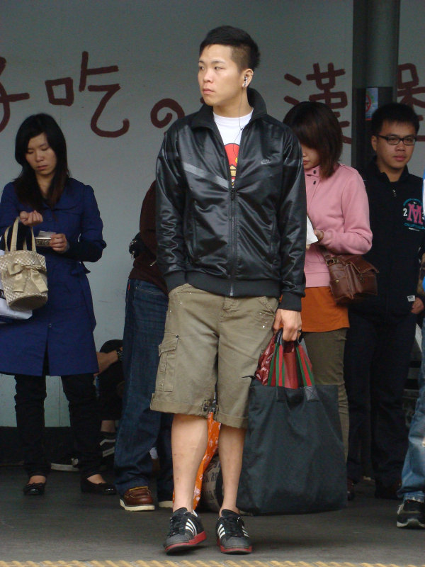 台灣鐵路旅遊攝影台中火車站月台旅客特寫2009攝影照片196