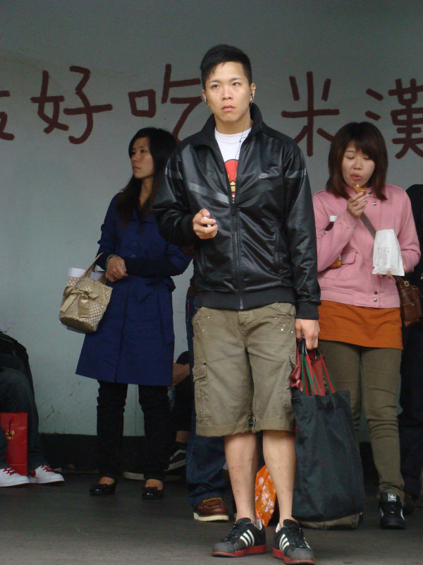 台灣鐵路旅遊攝影台中火車站月台旅客特寫2009攝影照片197