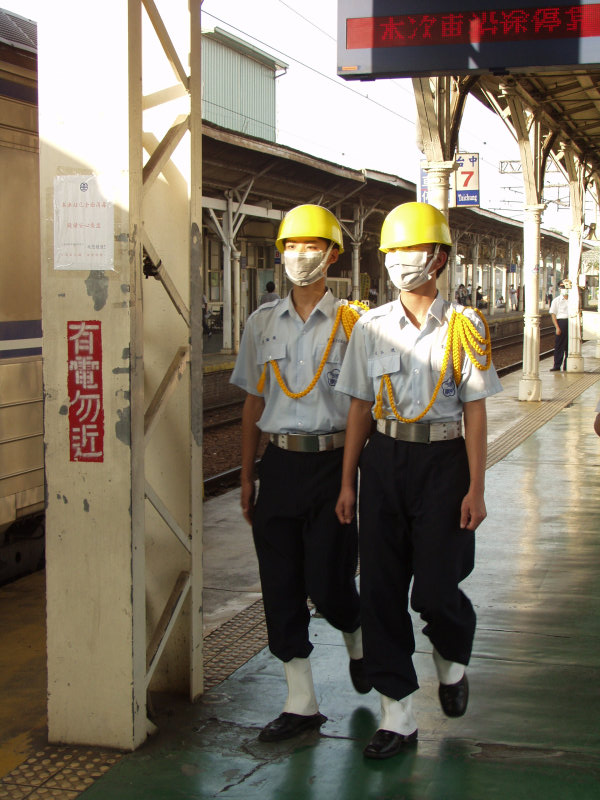 台灣鐵路旅遊攝影台中火車站高中儀隊表演嶺東中學攝影照片2
