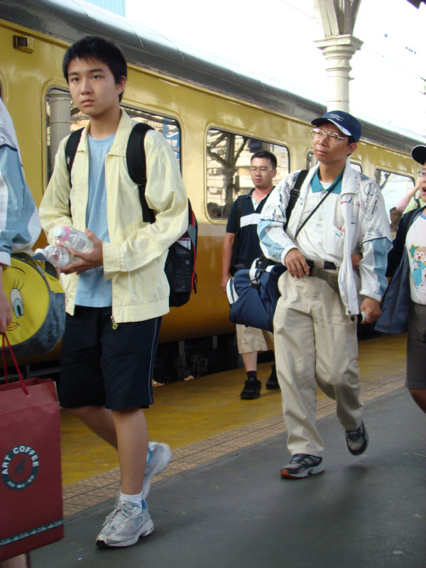 台灣鐵路旅遊攝影台中火車站行進中的月台旅客攝影照片1