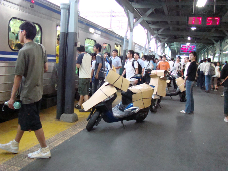 台灣鐵路旅遊攝影台中火車站行進中的月台旅客攝影照片2