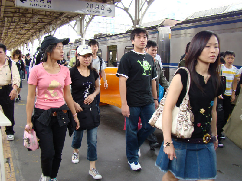 台灣鐵路旅遊攝影台中火車站行進中的月台旅客攝影照片3