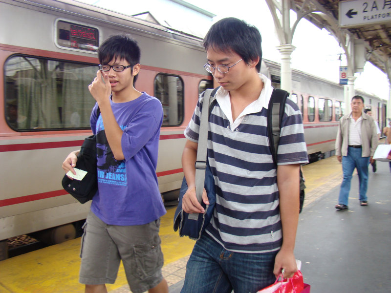 台灣鐵路旅遊攝影台中火車站行進中的月台旅客攝影照片4