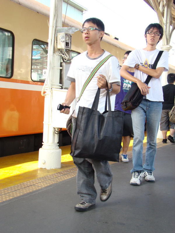 台灣鐵路旅遊攝影台中火車站行進中的月台旅客攝影照片5