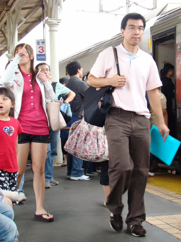 台灣鐵路旅遊攝影台中火車站行進中的月台旅客攝影照片6