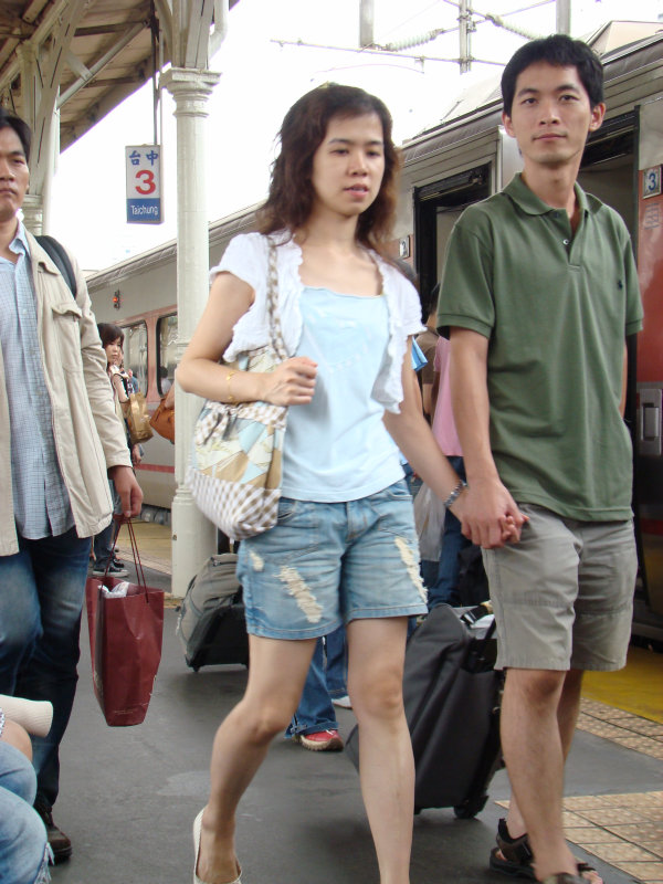 台灣鐵路旅遊攝影台中火車站行進中的月台旅客攝影照片8