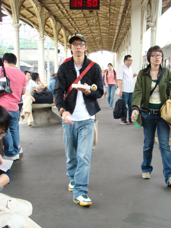 台灣鐵路旅遊攝影台中火車站行進中的月台旅客攝影照片9