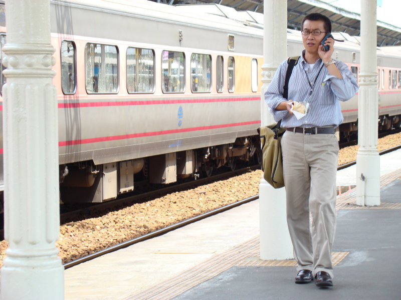 台灣鐵路旅遊攝影台中火車站行進中的月台旅客攝影照片10