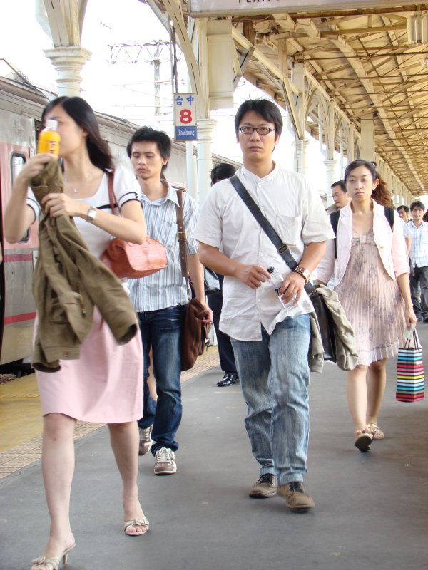 台灣鐵路旅遊攝影台中火車站行進中的月台旅客攝影照片12