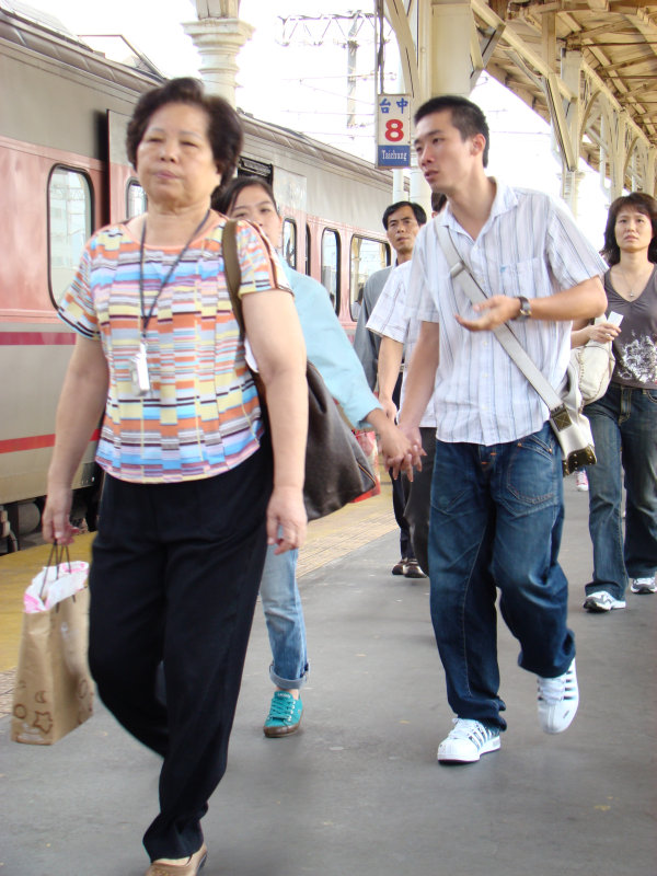 台灣鐵路旅遊攝影台中火車站行進中的月台旅客攝影照片13
