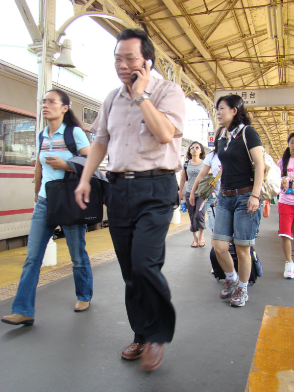 台灣鐵路旅遊攝影台中火車站行進中的月台旅客攝影照片15