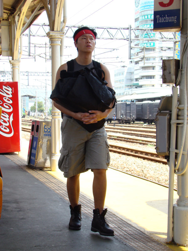 台灣鐵路旅遊攝影台中火車站行進中的月台旅客攝影照片16