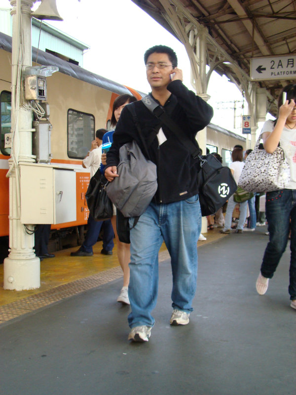 台灣鐵路旅遊攝影台中火車站行進中的月台旅客攝影照片17