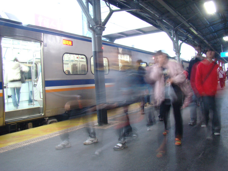 台灣鐵路旅遊攝影台中火車站行進中的月台旅客攝影照片18