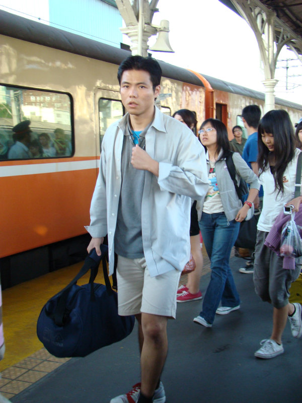 台灣鐵路旅遊攝影台中火車站行進中的月台旅客攝影照片19