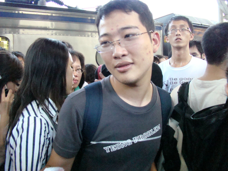 台灣鐵路旅遊攝影台中火車站行進中的月台旅客攝影照片20
