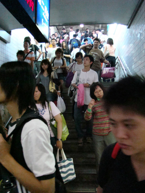 台灣鐵路旅遊攝影台中火車站行進中的月台旅客攝影照片21