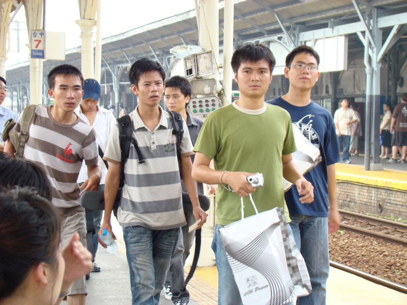 台灣鐵路旅遊攝影台中火車站行進中的月台旅客攝影照片22