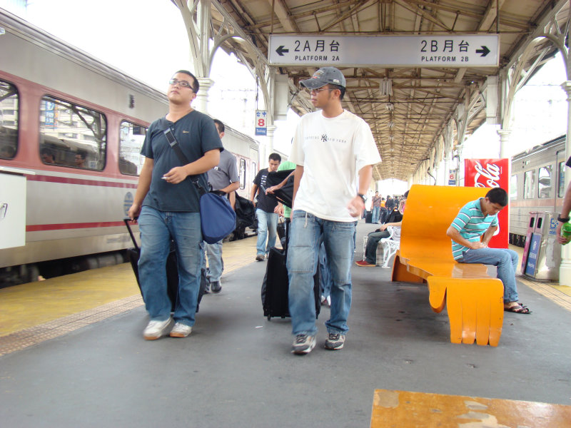 台灣鐵路旅遊攝影台中火車站行進中的月台旅客攝影照片24