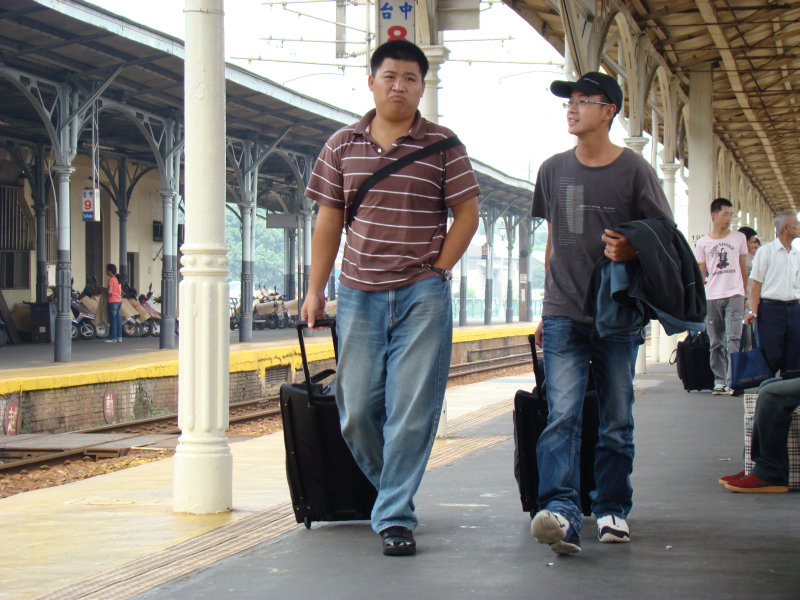 台灣鐵路旅遊攝影台中火車站行進中的月台旅客攝影照片25
