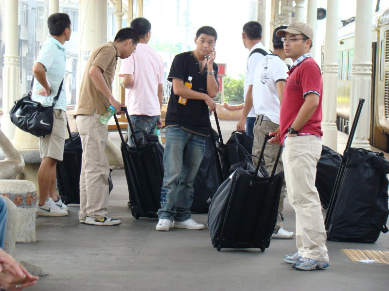 台灣鐵路旅遊攝影台中火車站行進中的月台旅客攝影照片26