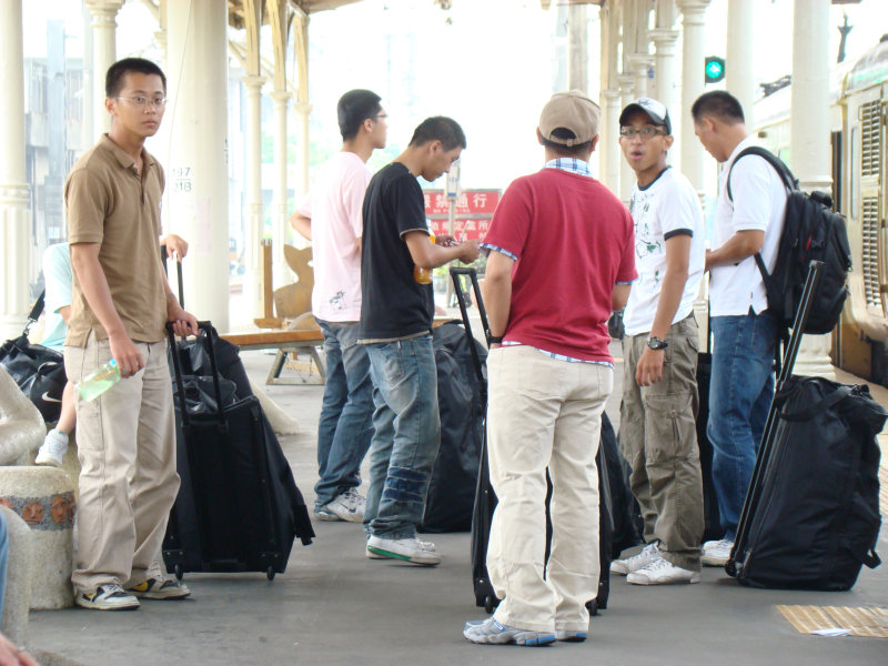 台灣鐵路旅遊攝影台中火車站行進中的月台旅客攝影照片27