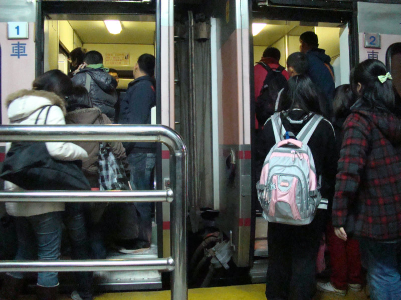 台灣鐵路旅遊攝影台中火車站行進中的月台旅客攝影照片28