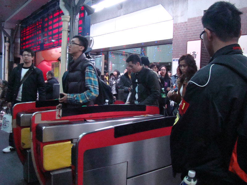 台灣鐵路旅遊攝影台中火車站行進中的月台旅客攝影照片29