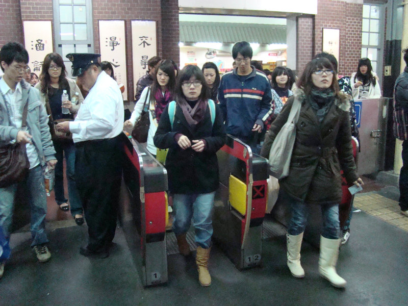 台灣鐵路旅遊攝影台中火車站行進中的月台旅客攝影照片30