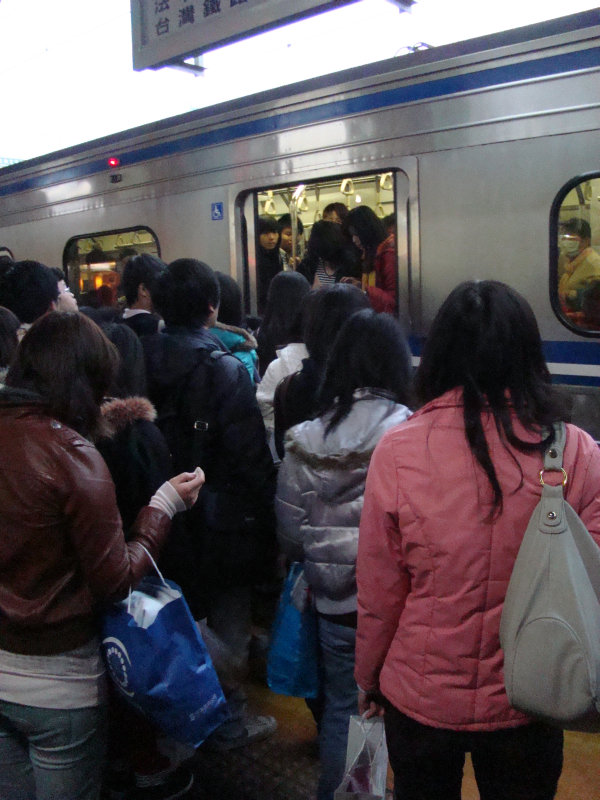 台灣鐵路旅遊攝影台中火車站行進中的月台旅客攝影照片31