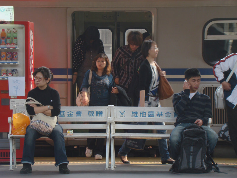 台灣鐵路旅遊攝影台中火車站行進中的月台旅客攝影照片32