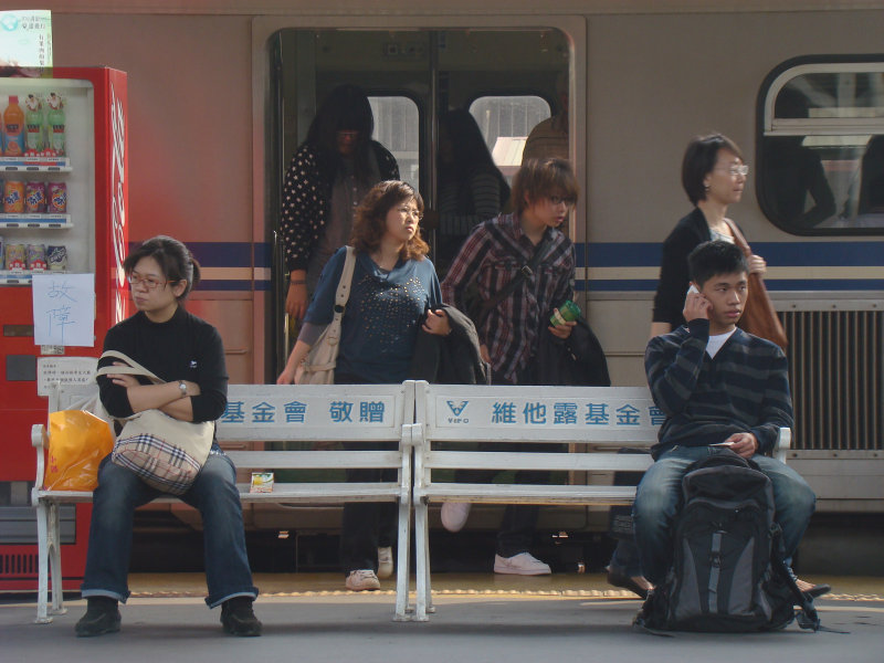 台灣鐵路旅遊攝影台中火車站行進中的月台旅客攝影照片33