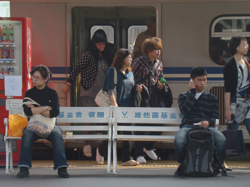台灣鐵路旅遊攝影台中火車站行進中的月台旅客攝影照片34