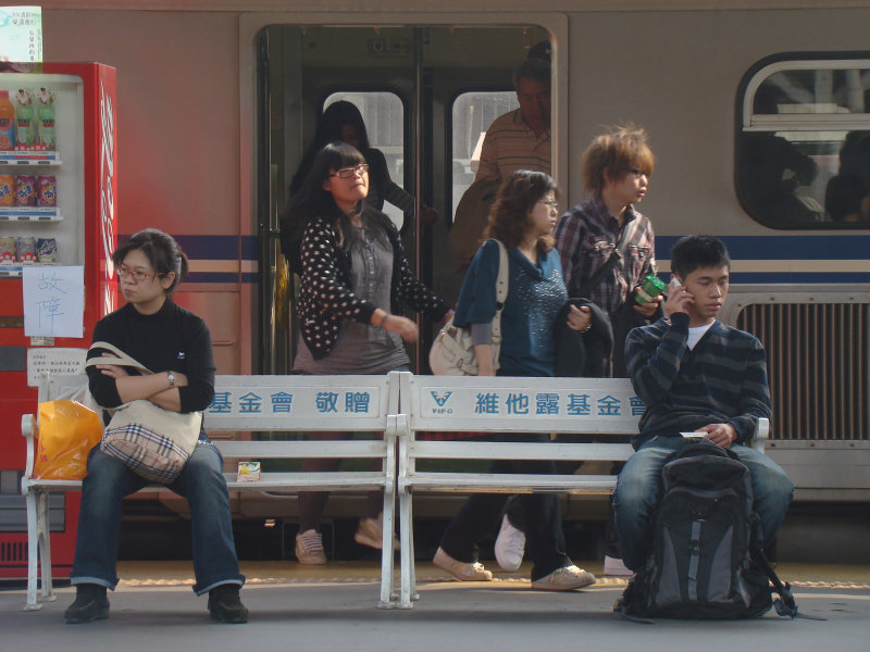 台灣鐵路旅遊攝影台中火車站行進中的月台旅客攝影照片35