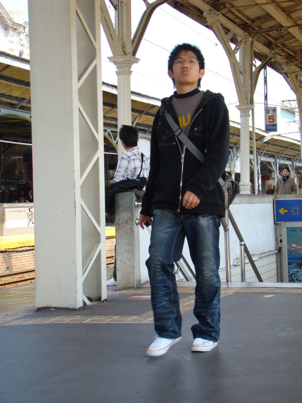台灣鐵路旅遊攝影台中火車站行進中的月台旅客攝影照片37