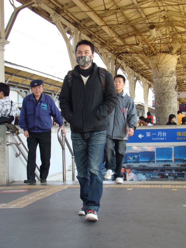 台灣鐵路旅遊攝影台中火車站行進中的月台旅客攝影照片38