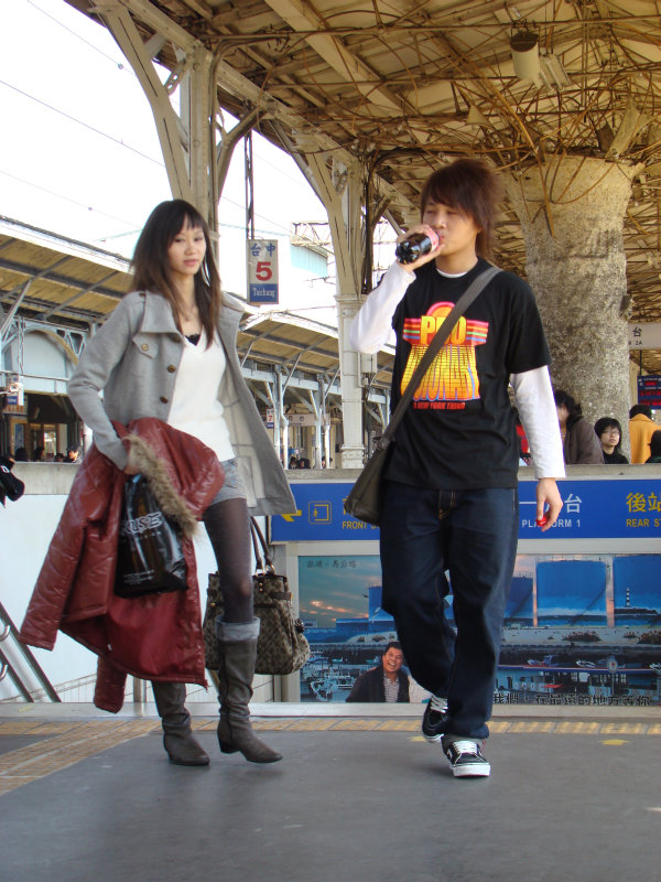 台灣鐵路旅遊攝影台中火車站行進中的月台旅客攝影照片39