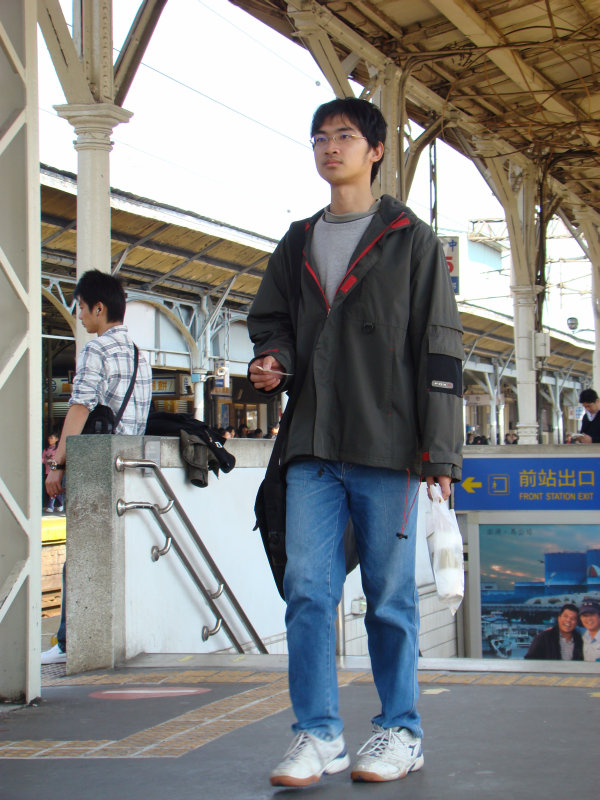 台灣鐵路旅遊攝影台中火車站行進中的月台旅客攝影照片40