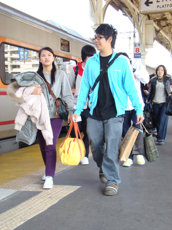 台灣鐵路旅遊攝影台中火車站行進中的月台旅客攝影照片41