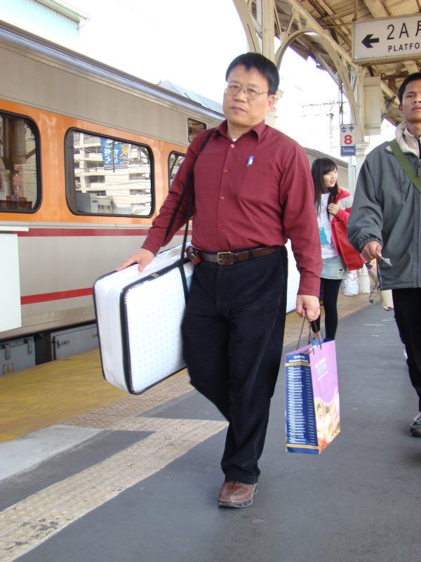 台灣鐵路旅遊攝影台中火車站行進中的月台旅客攝影照片42