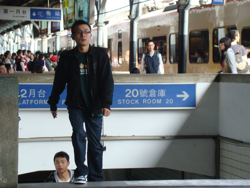 台灣鐵路旅遊攝影台中火車站行進中的月台旅客攝影照片44