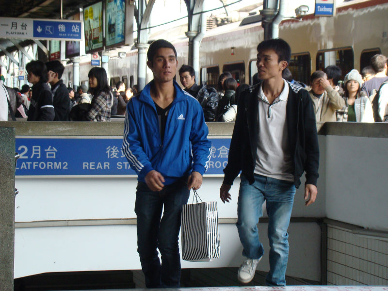 台灣鐵路旅遊攝影台中火車站行進中的月台旅客攝影照片45