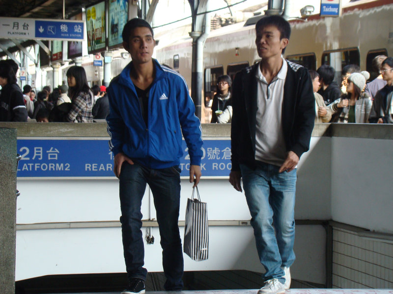 台灣鐵路旅遊攝影台中火車站行進中的月台旅客攝影照片46