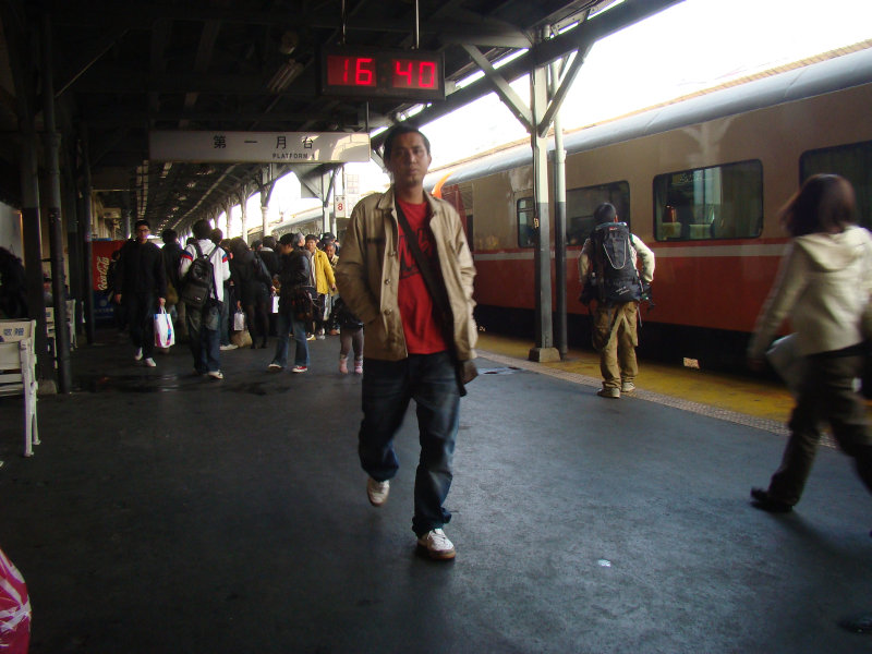 台灣鐵路旅遊攝影台中火車站行進中的月台旅客攝影照片47