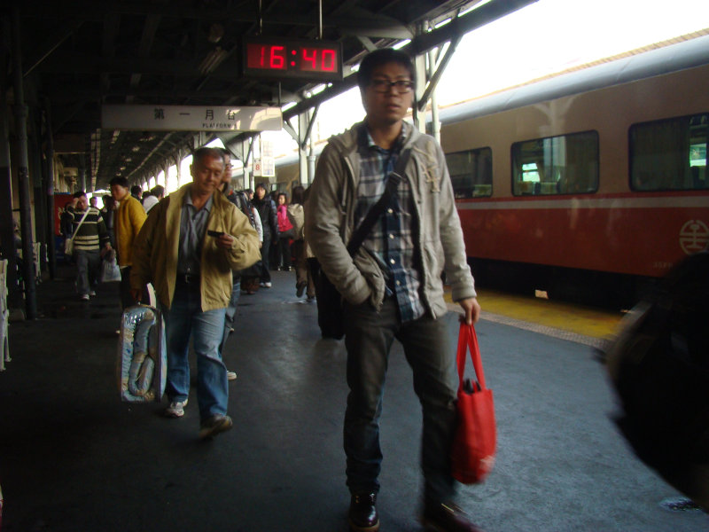 台灣鐵路旅遊攝影台中火車站行進中的月台旅客攝影照片48
