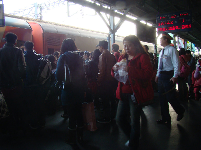 台灣鐵路旅遊攝影台中火車站行進中的月台旅客攝影照片49