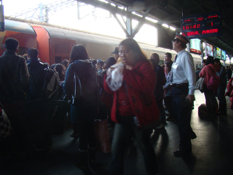 台灣鐵路旅遊攝影台中火車站行進中的月台旅客攝影照片50