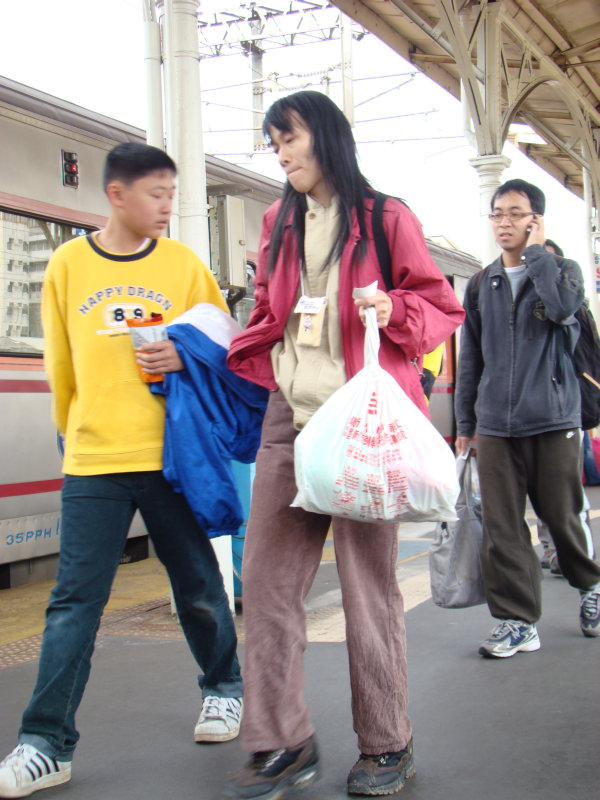 台灣鐵路旅遊攝影台中火車站行進中的月台旅客攝影照片52